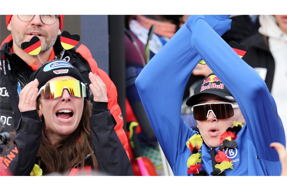 Fieberten im Zielraum mit: Kira Weidle-Winkelmann (l.) und Emma Aicher.