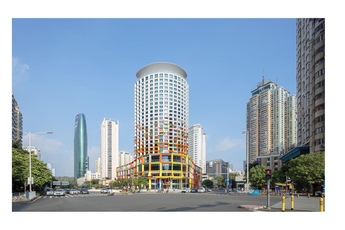 Finalist ist auch 108 Meter hohe das Shenzhen Women & Children’s Center in Shenzhen, China, der Entwurf des Umbaus stammt vom Architekturbüro MVRDV aus Rotterdam, Niederlande. Durch die Revitalisierung des Gebäudes konnten 80 Prozent der ursprüng-lichen Betonstruktur wiederverwendet werden. Das dadurch ein gesparte CO2 entspricht ungefähr der Menge, die bei knapp 12000 Flügen zwischen Amsterdam und Shenzhen entsteht.