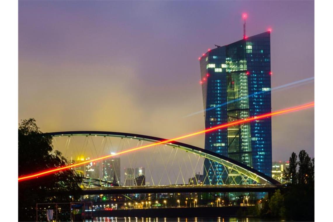 EZB-Kurs erschwert Vermögensaufbau für ärmere Haushalte Finanzkrise, Euro-Schuldenkrise, Corona-Krise - seit 2008 stemmt sich die EZB mit billigem Geld gegen die diversen Krisen. Foto: Andreas Arnold/dpa
