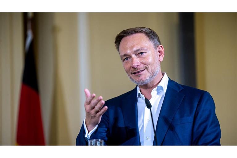 Finanzminister Lindner will Kredite für Bahn und Fernstraßen streng prüfen lassen. (Archivbild)