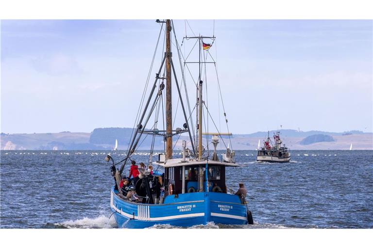 Fischkutter fahren vom Meeresarm Peenestrom auf die Ostsee.