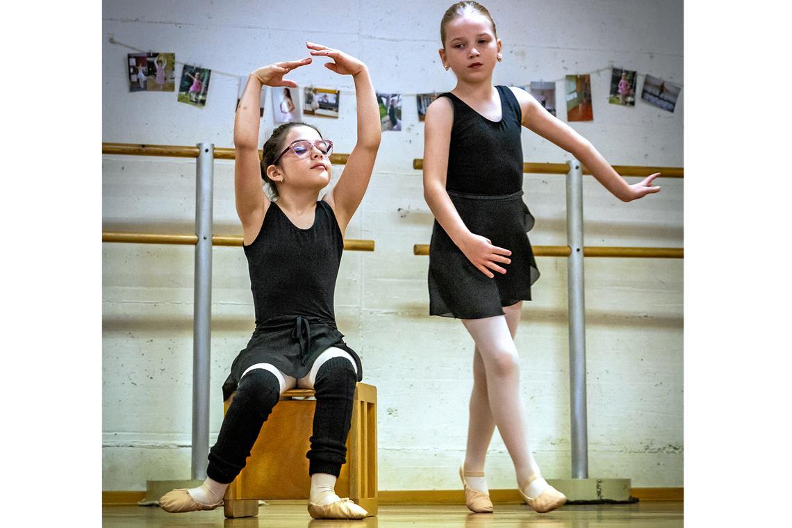Fjona (links), die eine körperliche Behinderung hat, trainiert beim Ballett fleißig für den Auftritt auf dem Straßenfest. Foto: Alexander Becher