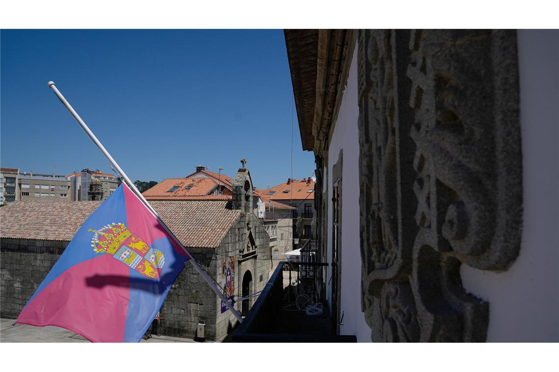 Flagge auf halbmast als Zeichen der Trauer über den Tod eines Besatzungsmitglieds der Argos Georgia, das aus Baiona stammte