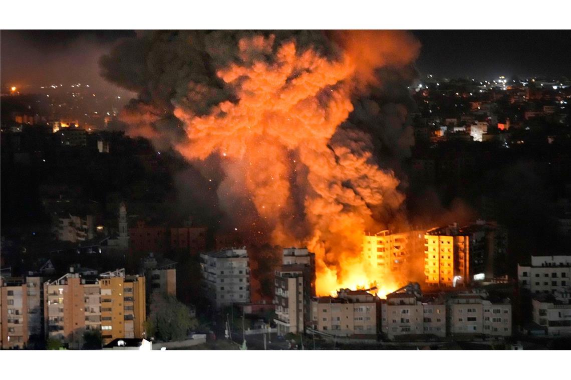 Flammen und Rauch steigen nach israelischen Luftangriffen von Gebäuden in Beirut auf.