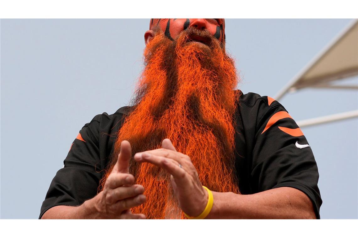 Flammendes Outfit - Ein Fan der Cincinnati Bengals verfolgt das Spiel