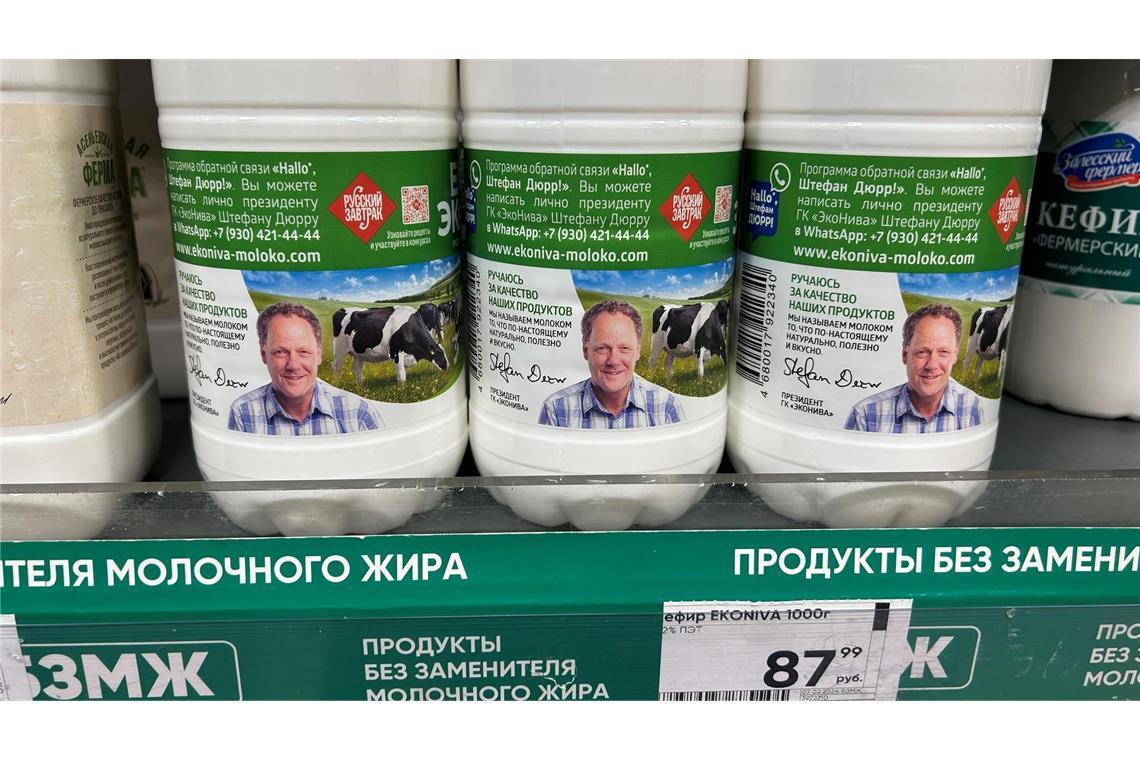 Flaschen mit Kefir in Moskau. Auf dem Etikett ist das Foto des deutschen Milchproduzenten Stefan Dürr zu sehen.