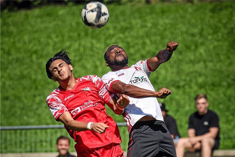 Flavio Santoro (links) und Kelecti Nkem liefern sich mit Backnang und Gmünd ein Duell, bei dem beide Teams am Ende gleichauf sind und die Punkte teilen. Foto: Alexander Becher