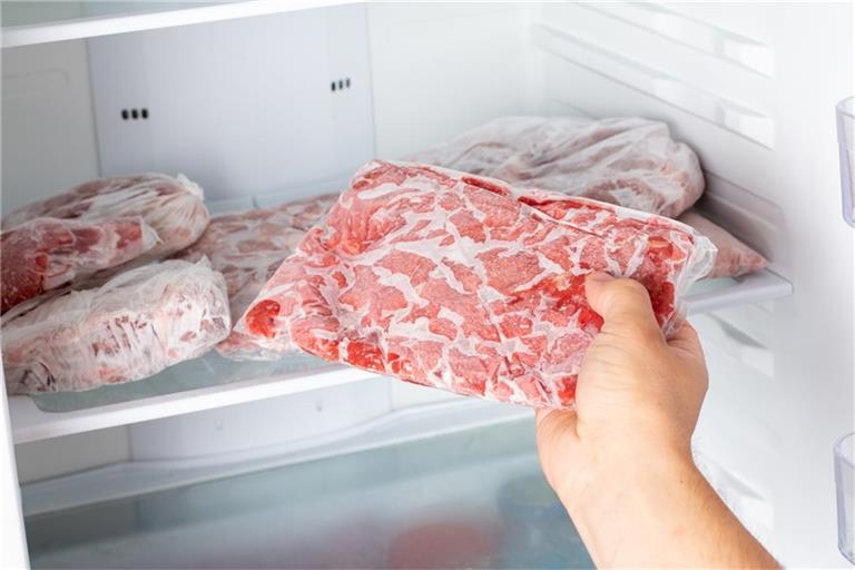 Fleisch sollte im Kühlschrank aufgetaut werden. Wenn es schneller gehen soll, gibt es diese Möglichkeiten.