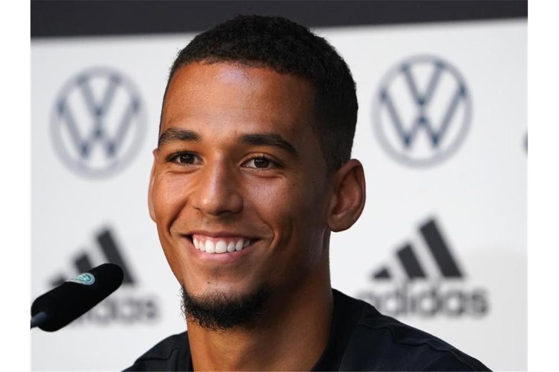 Messi-Kollege Kehrer sehr gefragt: „Wie gibt er sich?“ Flexibel einsetzbar und topfit: Nationalspieler Thilo Kehrer spricht auf dem Podium. Foto: Marcus Brandt/dpa