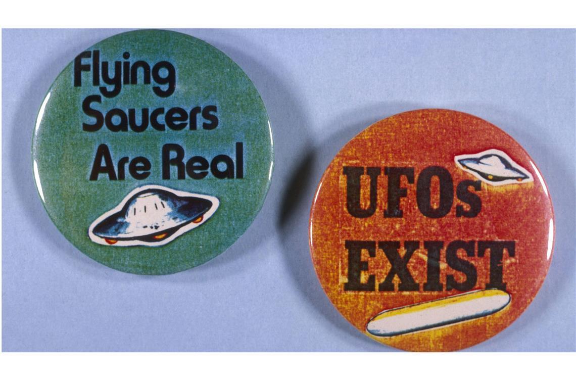 "Fliegende Unterassen sind real" und "Ufos existieren": Ufo-Anstecker aus dem 20. Jahrhundert: Zum Leidwesen vieler Ufo-Fans hat das Pentagon von Außerirdischen nicht bestätigen können.