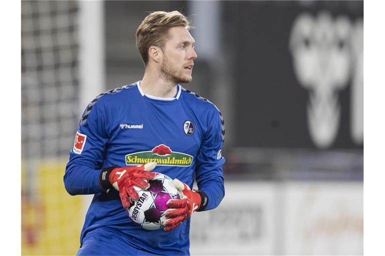 Florian Müller hält den Ball. Foto: Tom Weller/dpa