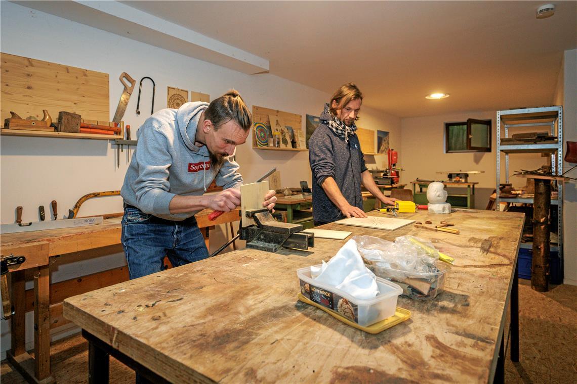 Florian Schäfer (links) und Arkadiusz Langheinrich verbringen viel Zeit in der Werkstatt. Foto: Stefan Bossow