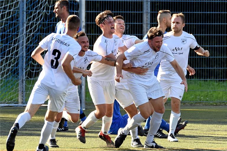 Florian Schlipf (Dritter von rechts) und die Steinbacher Fußballer bejubelten zuletzt drei Siege hintereinander. Foto: T. Sellmaier