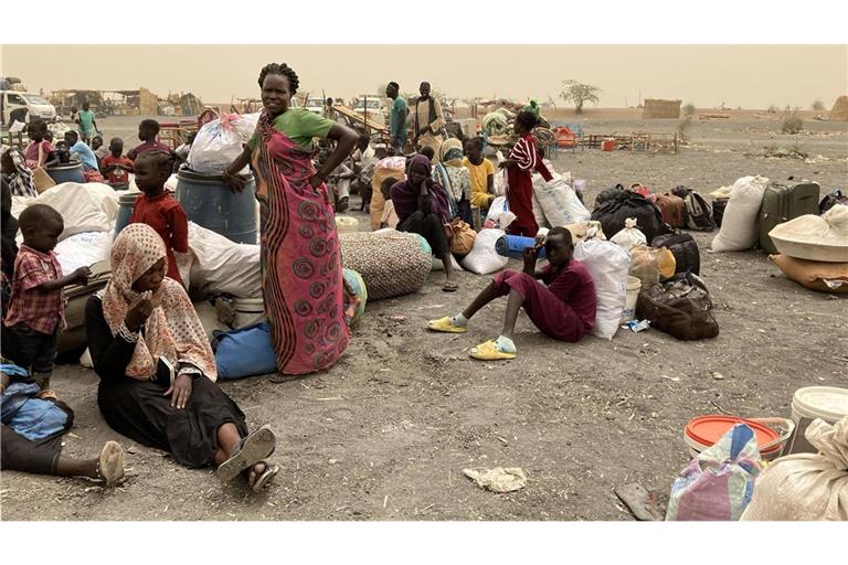 Flüchtlinge aus dem Sudan warten nach der Überquerung der Grenze in den Südsudan auf einen Transport in das Transitlager der grenznahen Stadt Renk.