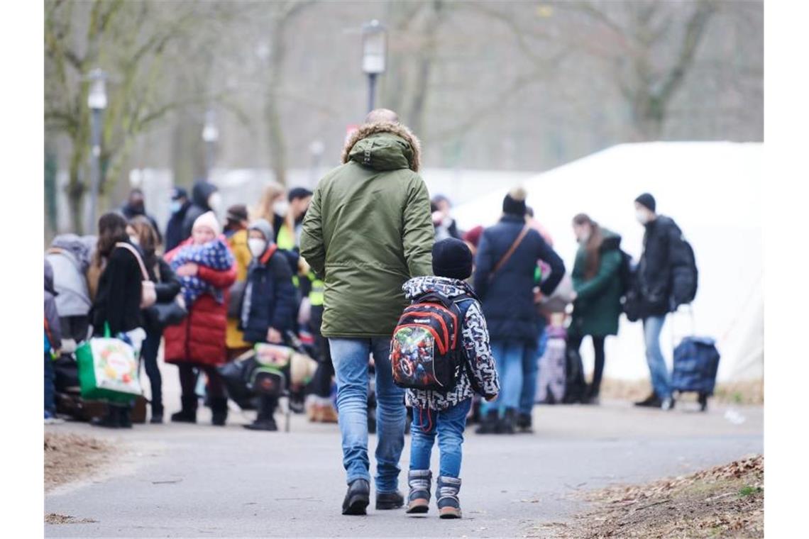 Ukraine-Flucht: Hilferuf aus Berlin - Kooperation mit Airbnb Flüchtlinge aus der Ukraine kommen im Ankunftszentrum Reinickendorf in Berlin an. Foto: Annette Riedl/dpa