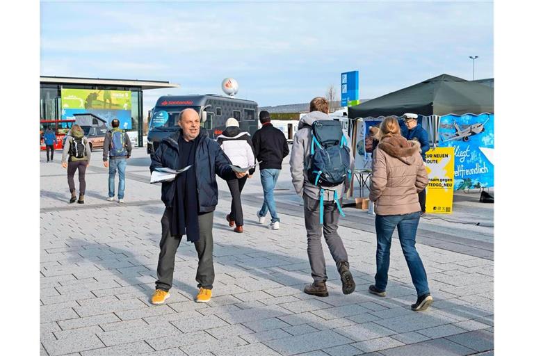 Flugblätter werden vor den Hallen verteilt – doch die Besucher der CMT ignorieren das weitgehend.