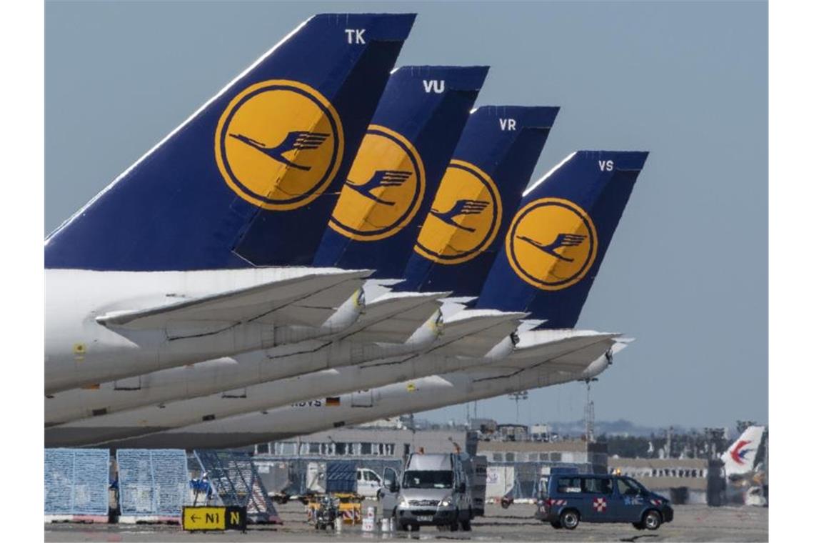 Lufthansa und Airbus rüsten A350 als Klimaforschungsjet aus Flugzeuge tragen unbestritten zur Verpestung der Luft bei. Die Lufthansa setzt sie seit den 90er-Jahren aber immer wieder auch ein, um die Wissenschaft zu unterstützen - zum Beispiel beim Thema Treibhauseffekt. (Symbolbild). Foto: Boris Roessler/dpa