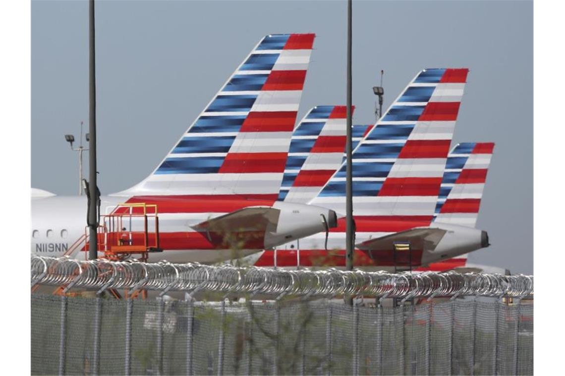 American Airlines wegen Corona tief in den roten Zahlen Flugzeuge von American Airlines stehen auf dem internationalen Flughafen Dallas/Fort Worth. Foto: Lm Otero/AP/dpa