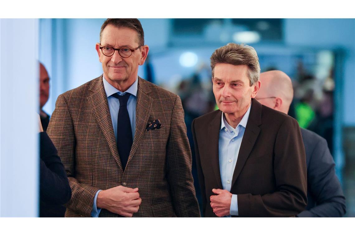 Ford-Geschäftsführer Marcus Wassenberg (l) und SPD-Bundestagsfraktionschef Rolf Mützenich (SPD) bei der Betriebsversammlung am Standort Köln.