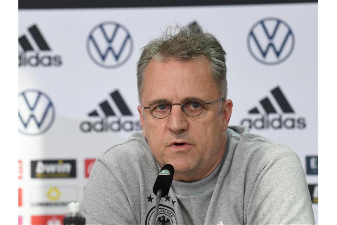 Druck für ungeimpfte Sportler: Länderchefs prüfen 2G-Regel Fordert ungeimpfte Profis zur Impfung auf: DFB-Arzt Tim Meyer. Foto: Swen Pförtner/dpa
