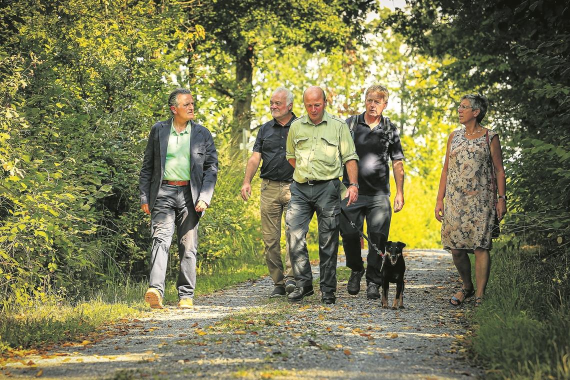 Forstdirektor Martin Röhrs (Mitte) nahm den OB auf eine Begehung des Größewalds mit.