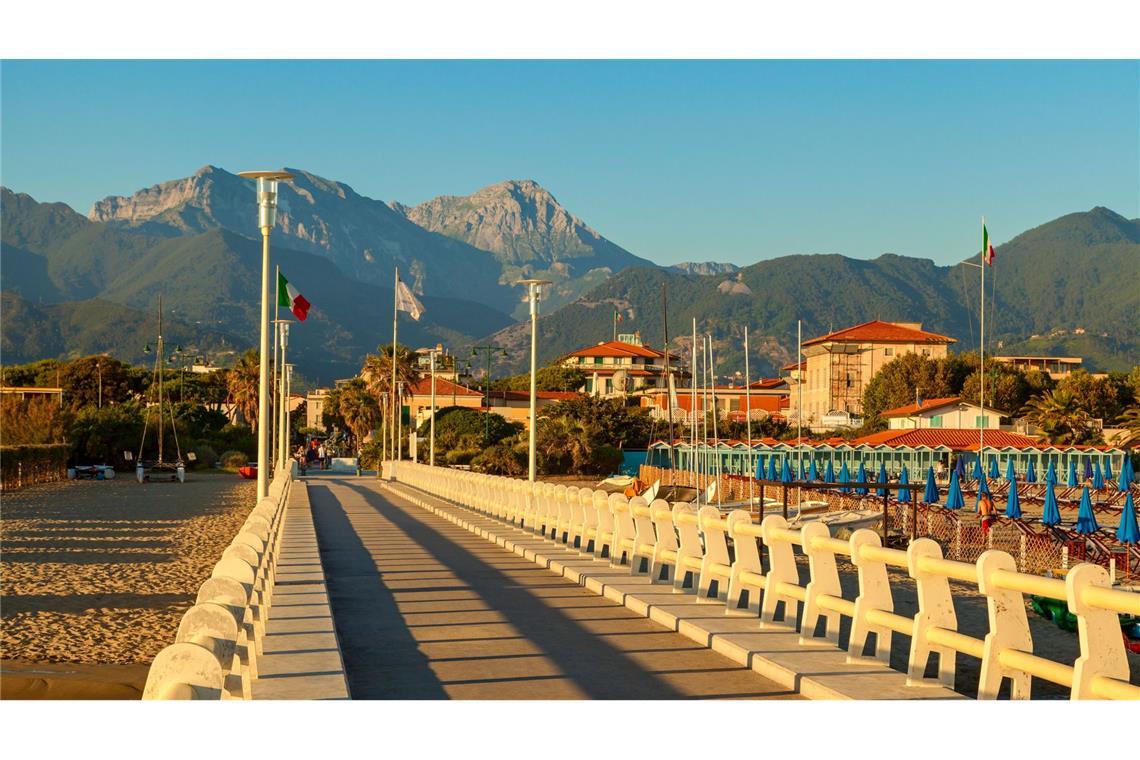 Forte dei Marmi: An den breiten, sauberen Sandstränden reiht sich  ein exklusives Strandbad ans andere.