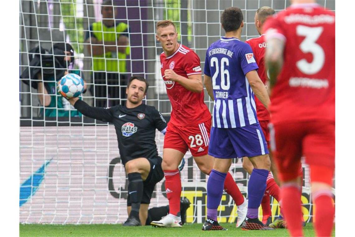 Regensburg bleibt Erster - Schalke siegt in Paderborn