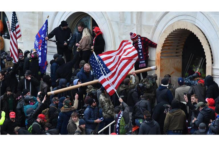 Foto: Anhänger des damaligen US-Präsidenten Donald Trump stürmen das Kapitolgebäude, wo die Abgeordneten den Sieg des gewählten Präsidenten Biden bei der Wahl im November bestätigen sollten.