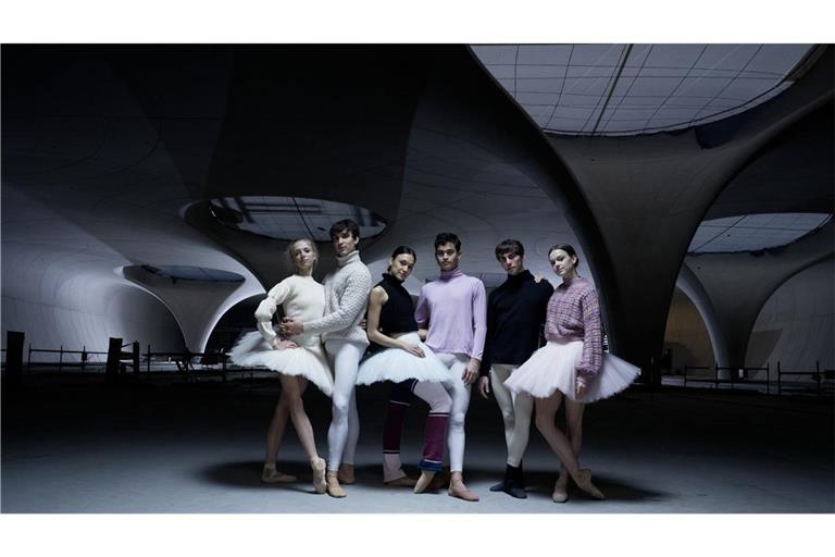 Fotograf Dennis Orel inszeniert coole Tänzer auf kalter Bahnhofsbaustelle: Die Ballettsolisten Veronika Verterich, Martí Paixà, Rocio Aleman, Adhonay Soares da Silva, Matteo Miccini und Mackenzie Brown lassen Stuttgart 21 gut aussehen.