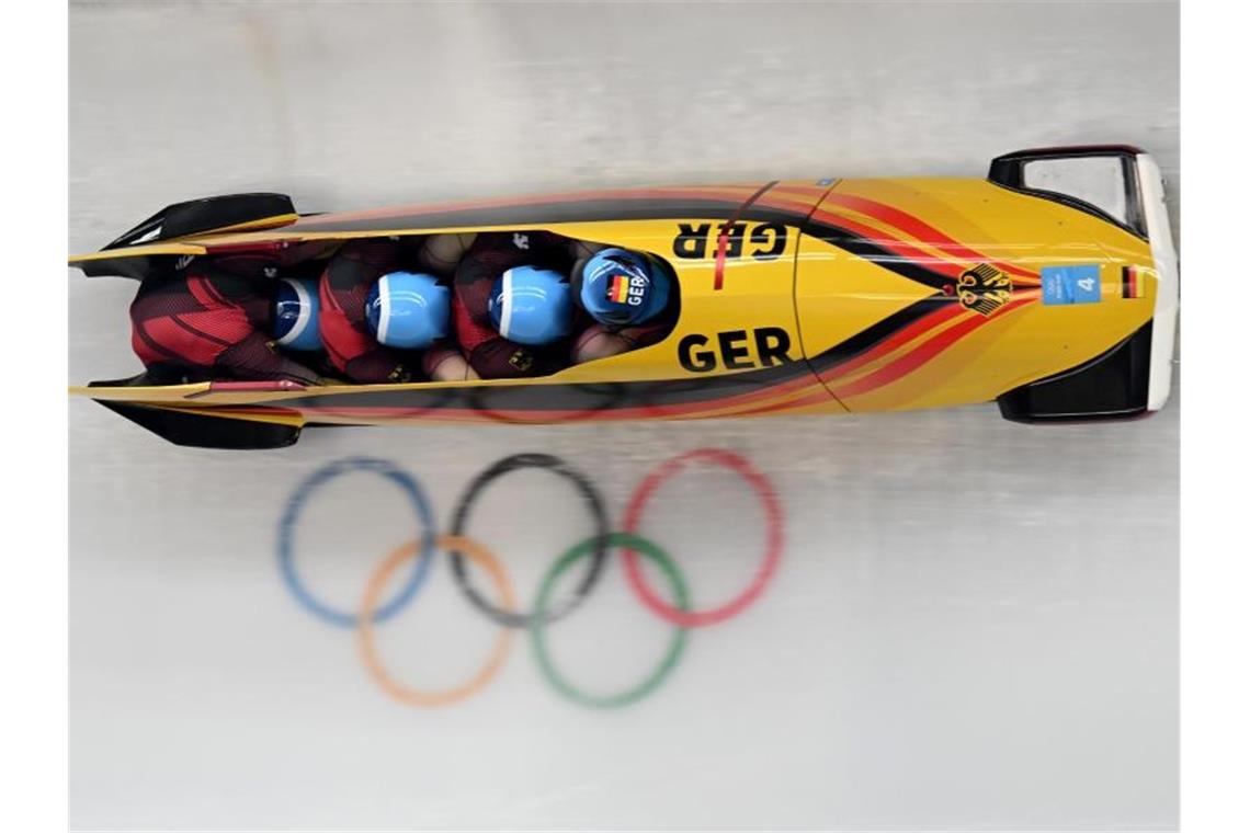 Doppeltes Double: Bob-Kaiser Friedrich schreibt Geschichte Francesco Friedrich hat auch im Viererbob Olympia-Gold gewonnen. Foto: Robert Michael/dpa-Zentralbild/dpa
