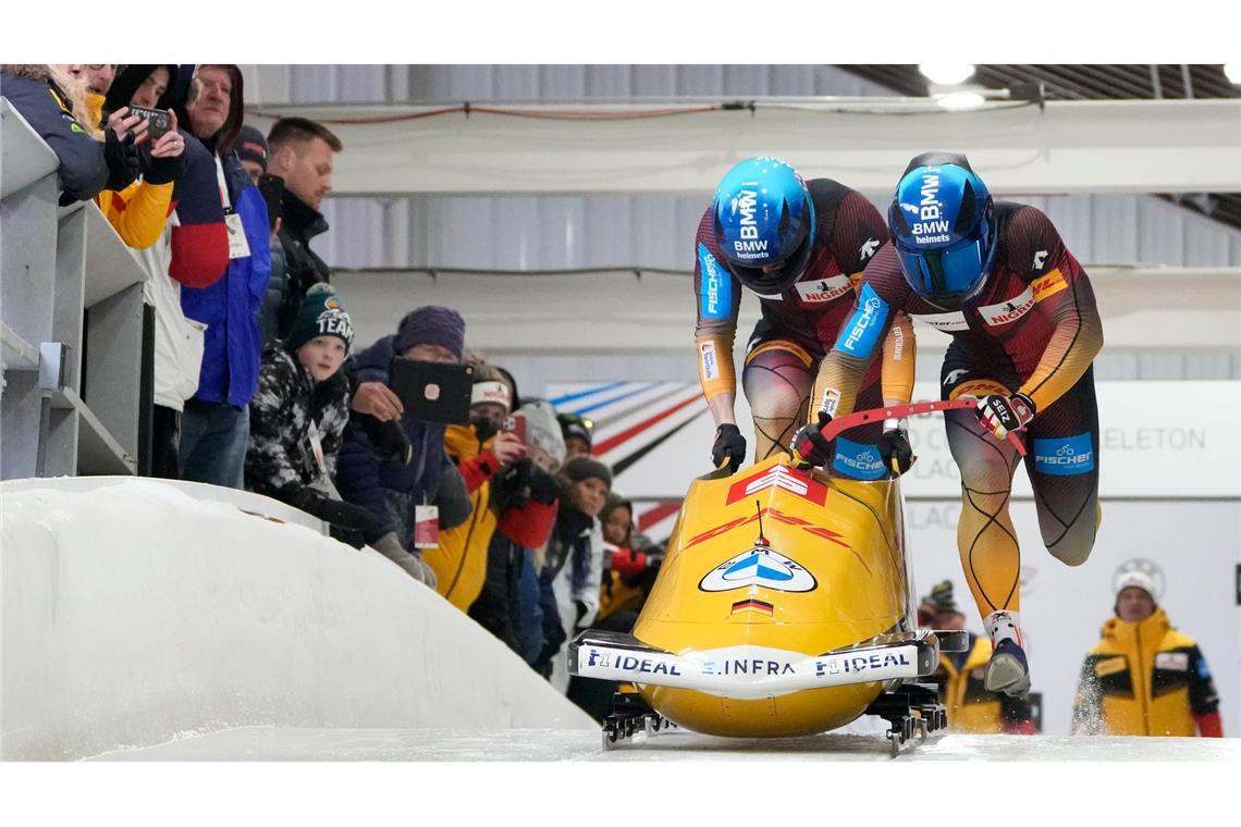 Francesco Friedrich (r) und Alexander Schüller aus Deutschland führen bei der Bob-WM in Lake Placid.