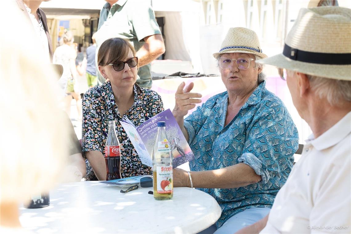 Françoise Michaud (links) ist aus Annonay zum Straßenfest gereist. Foto: Alexander Becher 