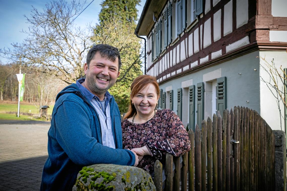 Frank Besler und Renata Wenzler wollen künftig auch Familien und junge Leute zum Eschelhof locken. Foto: Alexander Becher