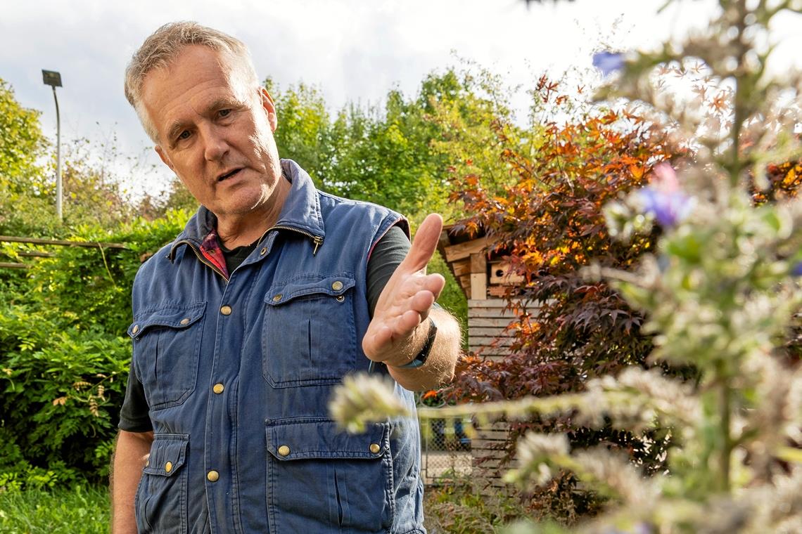 Frank Ehret in seinem naturnahen Garten. Hier gibt es für viele heimische Tierarten Nahrungsangebote, Unterschlupf und Nistmöglichkeiten. Fotos: Alexander Becher