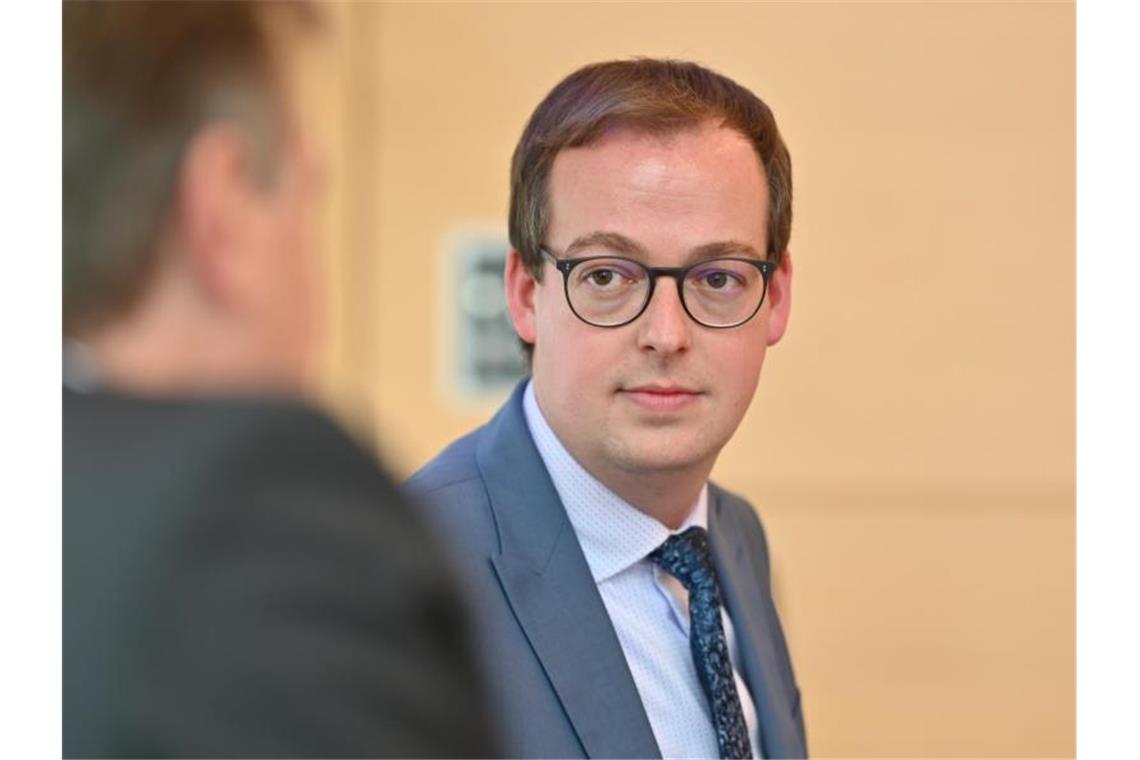 Frank Schroft (r, CDU), Bürgermeister von Meßstetten, spricht bei einer Pressekonferenz zur künftigen Nutzung der ehemalige Zollernalb-Kaserne in Meßstetten. Foto: Felix Kästle/dpa