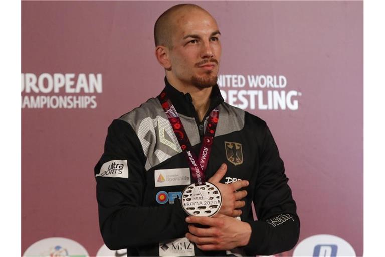 Frank Stäbler aus Deutschland hält seine Medaille. Foto: Alessandra Tarantino/AP/dpa/Archivbild