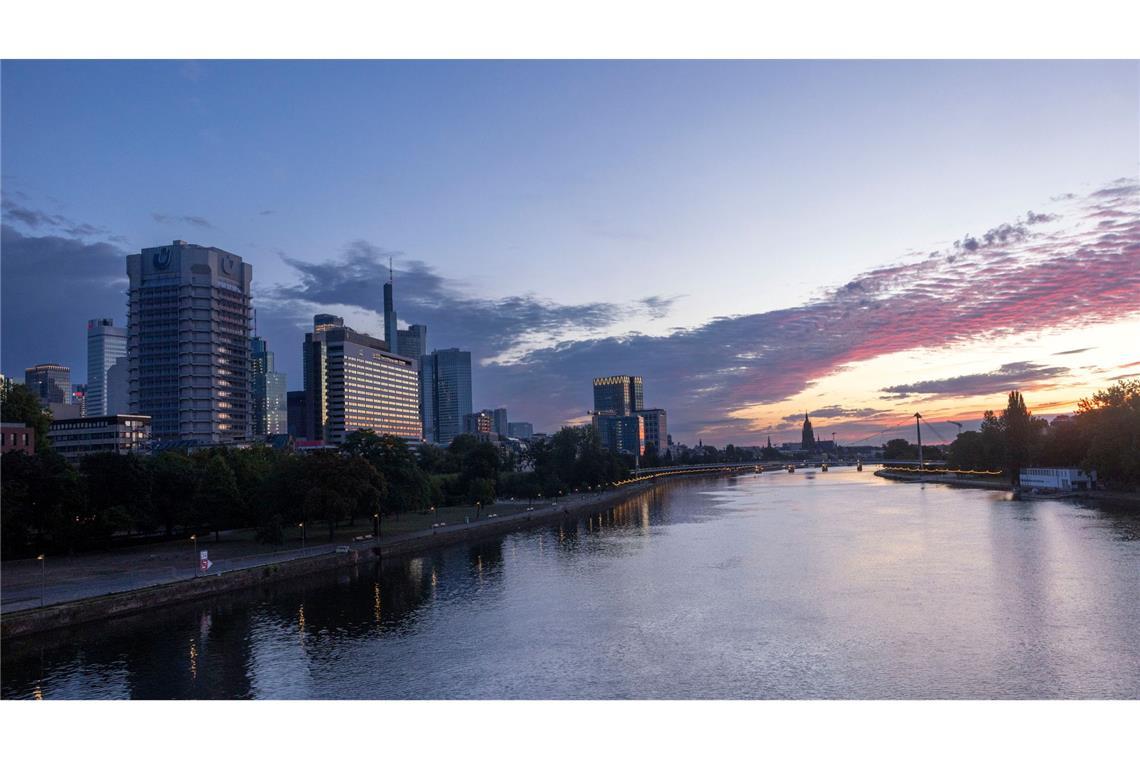 Frankfurt am Morgen - Skyline zwischen Wolken und Sonne