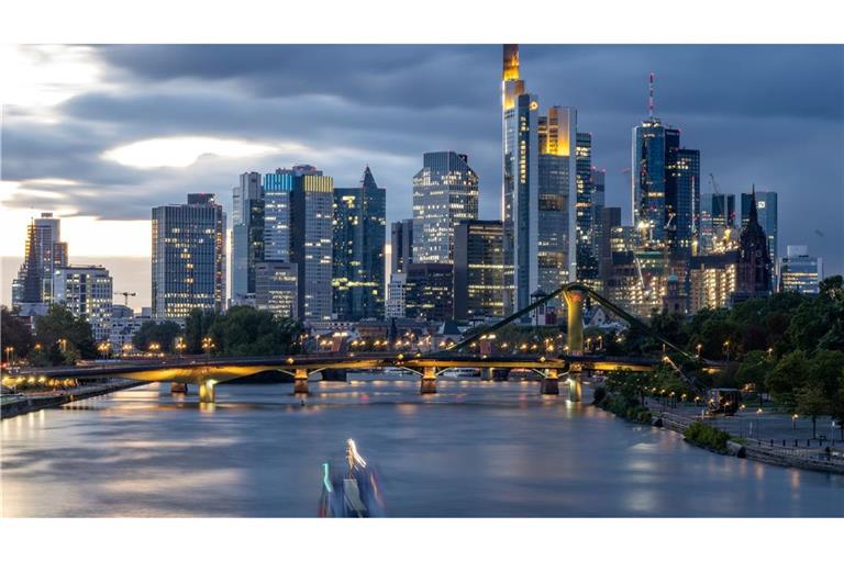 Frankfurter Skyline: Mehrere Banken habe große Mietverträge für neue Büros abgeschlossen. (Archivbild)