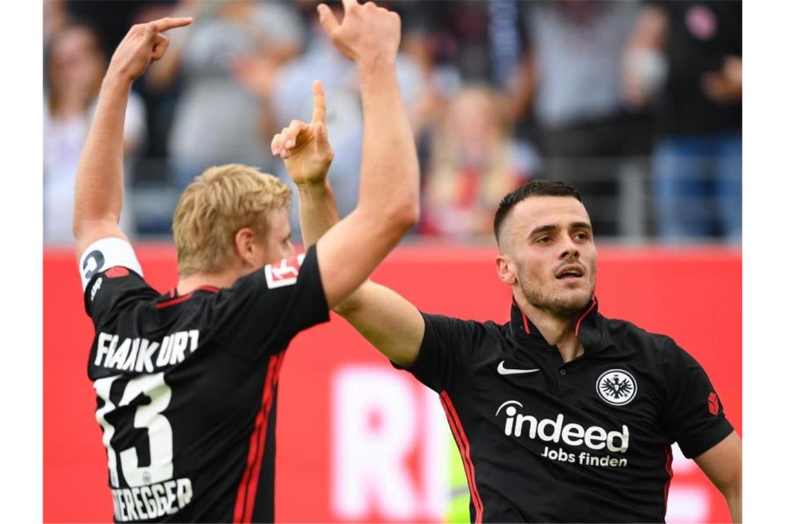 Frankfurts Filip Kostic (r) jubelt nach seinem Tor zum 1:0 mit Martin Hinteregger. Foto: Arne Dedert/dpa