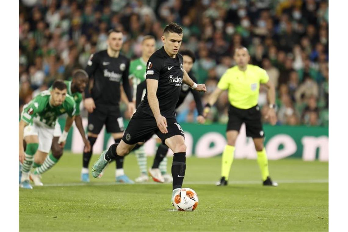 Sieg in Sevilla - Frankfurt auf Viertelfinalkurs in Europa Frankfurts Rafael Borré tritt zum Elfmeter an, den er verschießt. Foto: Daniel Gonzalez Acuna/dpa