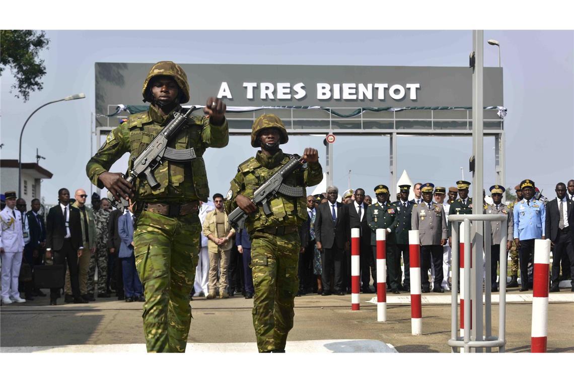 Frankreich bleibt mit einem Restkontingent von etwa 80 Soldaten in der Elfenbeinküste präsent.