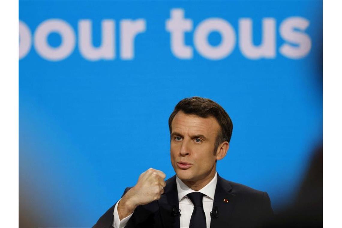 Bei Frankreichwahl zeichnet sich Duell Macron-Le Pen ab Frankreichs Präsident Emmanuel Macron bei einer Wahlkampfrede. Foto: Ludovic Marin/AFP/dpa