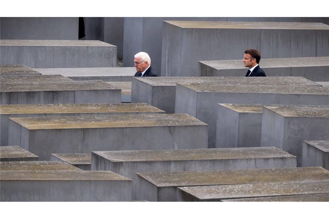 Frankreichs Präsident Emmanuel Macron (r), besucht zusammen mit Bundespräsident Frank-Walter Steinmeier das Holocaust Mahnmal, das Denkmal für die ermordeten Juden Europas.