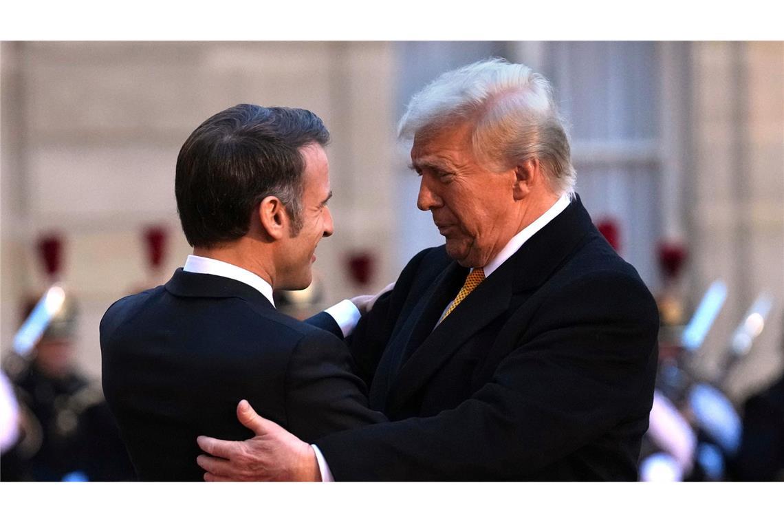 Frankreichs Präsident Emmanuel Macron reist am Montag nach Washington, um mit US-Präsident Donald Trump über die Ukraine zu beraten (Archivbild).