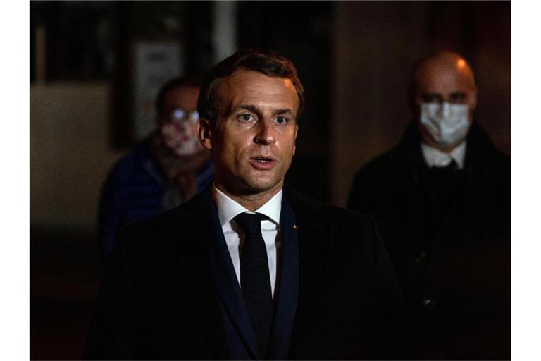 Frankreichs Präsident Emmanuel Macron war in der Nacht an den Tatort geeilt. Foto: Abdulmonam Eassa/POOL AFP/AP/dpa