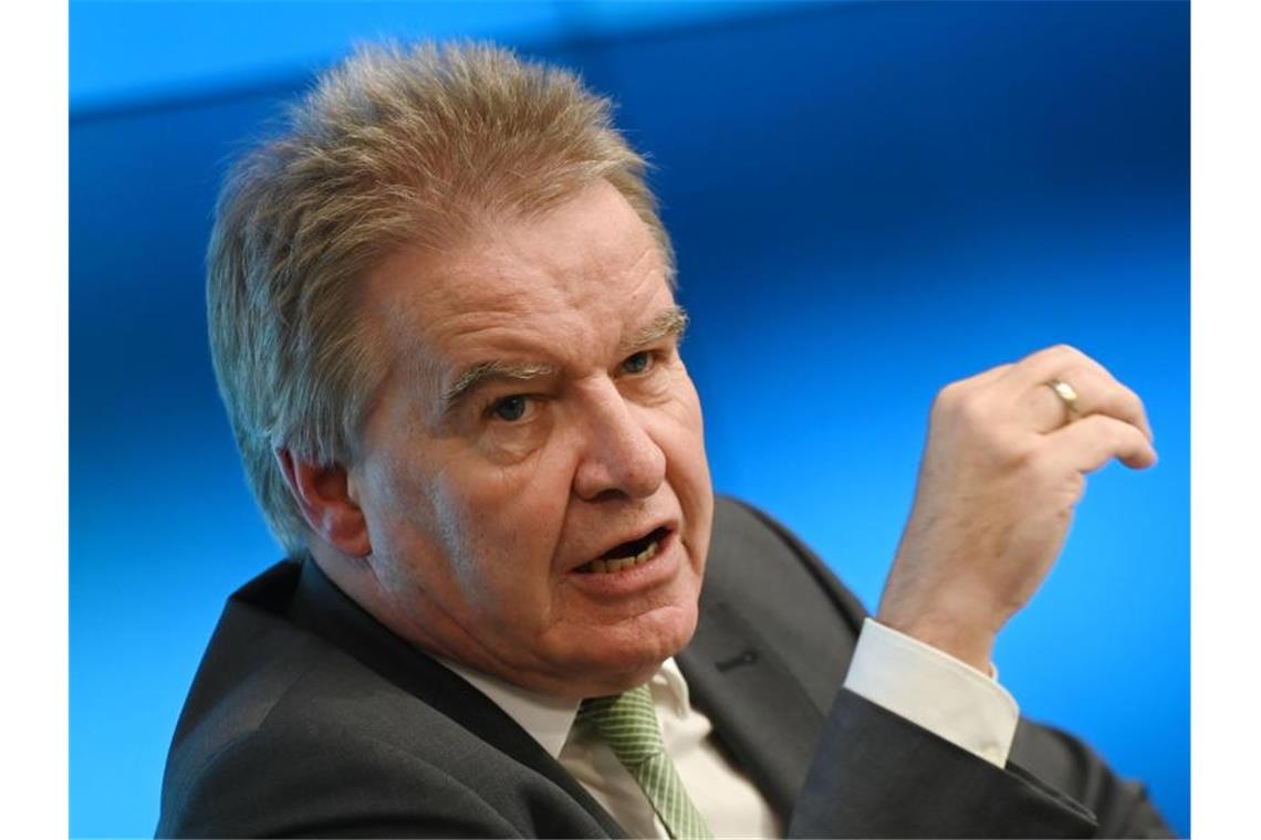 Infos bei Erdbeben: Meldedienst Südwest wird fortgesetzt Franz Untersteller (Bündnis 90/Die Grünen), Umweltminister von Baden-Württemberg, spricht. Foto: Marijan Murat/dpa/Archivbild