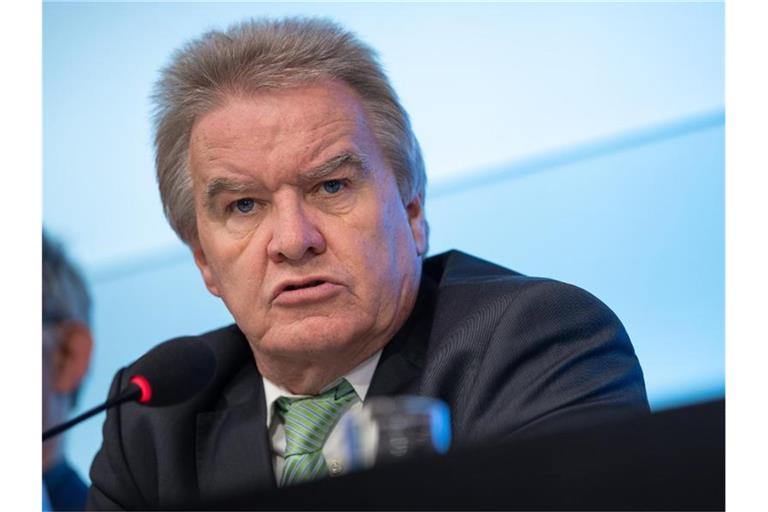 Franz Untersteller (Bündnis 90/Die Grünen), Umweltminister von Baden-Württemberg, vor der Presse. Foto: Sebastian Gollnow/dpa