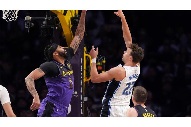 Franz Wagner (r) führte die Orlando Magic mit 37 Punkten zum Sieg bei den Los Angeles Lakers.