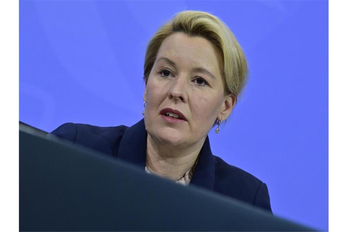 Corona-Gipfel: 2G plus für Restaurants und Kneipen Franziska Giffey sieht die neuen Regeln für die Gastronomie als Anreiz zum Boostern. Foto: John Macdougall/AFP Pool/dpa