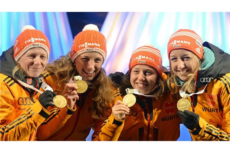 Franziska Hildebrand, Vanessa Hinz, Laura Dahlmeier und Franziska Preuß mit ihren Goldmedaillen 2015.